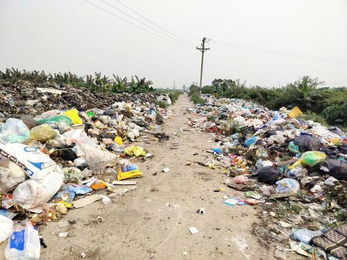 Tuyến đường dẫn vào bãi rác bị “nuốt chửng” bởi rác thải sinh hoạt.