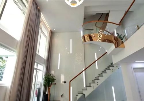 Ngoài ra, phần cầu thang được thiết kế tinh tế, sang trọng chính là điểm nhấn của biệt thự