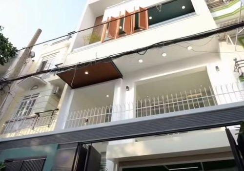 Căn biệt thự này nằm ở ngoại ô TP.HCM, được xây dựng hoàn thiện và dọn vào ở từ đầu năm 2023. Nhà có 4 tầng kèm 1 hầm xe theo lối kiến trúc hiện đại