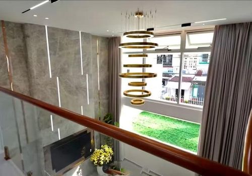 Nữ nghệ sĩ từng cho biết nhiều người chuộng phong cách tân cổ điển nhưng cô sợ nếu làm không khéo sẽ khiến ngôi nhà bị “sến”. Do đó, Thu Trang quyết định chọn lối thiết kế hiện đại, trẻ trung