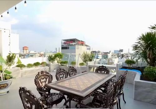 Khuôn viên sân thượng thoáng đãng là nơi vợ chồng nghệ sĩ thường lên ngắm cảnh, suy nghĩ kịch bản. Tiến Luật đặt một bộ bàn ăn ngoài trời, cho trồng các loại cây cảnh để thêm mảng xanh vào không gian sống