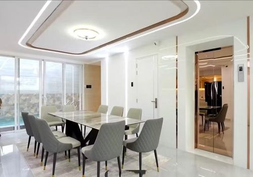 Do nhà có đông thành viên, vợ chồng nghệ sĩ thiết kế tận dụng tối đa không gian làm nơi sinh hoạt. Họ chọn các gam màu trung tính như trắng, đen, xám, be… cho tường và nội thất