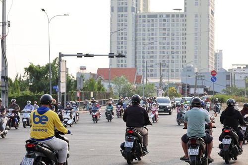 Người dân khi ra ngoài cần chú ý che chắn, bổ sung đủ nước để tránh tình trạng mất nước hoặc say nắng.