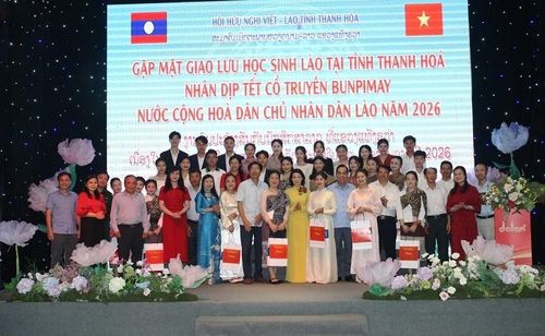 Các đại biểu chụp ảnh lưu niệm với lưu học sinh Lào.