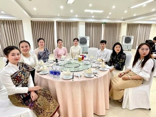 Các em học sinh Lào tại buổi gặp mặt.