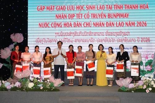 Phó Chủ tịch Thường trực Ủy ban MTTQ tỉnh, Chủ tịch Hội Hữu nghị Việt - Lào tỉnh Thanh Hóa Đỗ Thị Toán trao quà cho các lưu học sinh Lào đang học tập tại các trường trên địa bàn tỉnh.