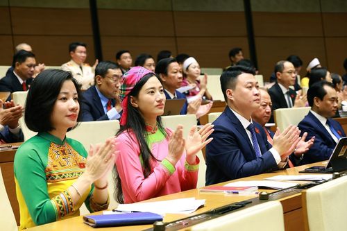 Nữ đại biểu Quốc hội tai phiên khai mac - Ảnh TTXVN