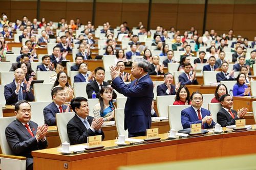 Tổng Bí thư Tô Lâm chào các đại biểu Quốc hội