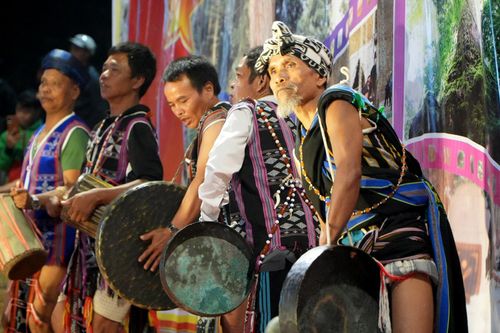 Những già làng giữ lửa văn hóa nơi vùng biên giới Hùng Sơn. Ảnh: PARAI