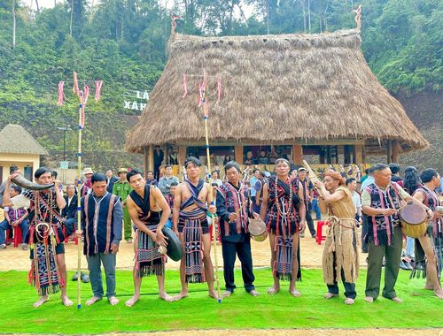 Đồng bào Cơ Tu ở xã Hùng Sơn vào hội tạ ơn rừng. Ảnh: PARAI