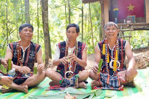 Mời rượu khách đến thăm làng - hoạt động thể hiện tinh thần hiếu khách của người Cơ Tu. Ảnh: PARAI