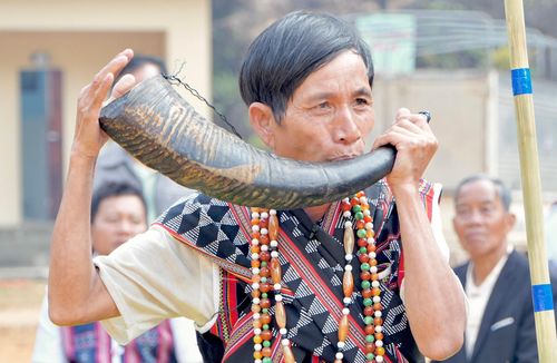 Tiếng tù và khai hội nổi lên giữa đại ngàn. Ảnh: PARAI