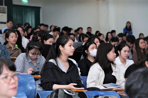 Các chương trình đối thoại giữa nhà trường và người học thu hút sự quan tâm của rất đông sinh viên. Ảnh: NHẬT HẠ