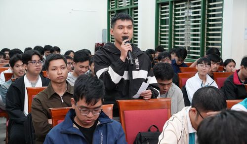 Qua các hoạt động đối thoại, sinh viên các trường đại học quan tâm đến chất lượng đào tạo, các chính sách ưu đãi dành cho người học. Ảnh: NHẬT HẠ