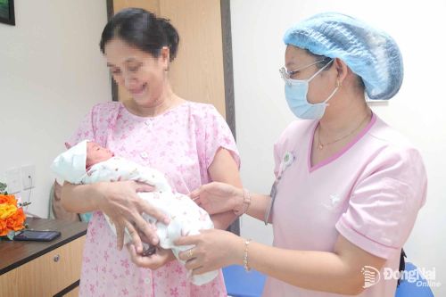 Điều dưỡng Bệnh viện Hoàn Mỹ Đồng Nai (phường Tam Hiệp) hướng dẫn sản phụ lớn tuổi cách chăm sóc trẻ sơ sinh. Ảnh: Hạnh Dung