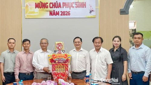 Đồng chí Hà Anh Dũng, Ủy viên Ban Thường vụ Tỉnh ủy, Phó Chủ tịch Thường trực Ủy ban MTTQ Việt Nam tỉnh chúc mừng Lễ Phục sinh năm 2026 đối với Mục sư Điểu Hiêng. Ảnh: Xuân Hòa