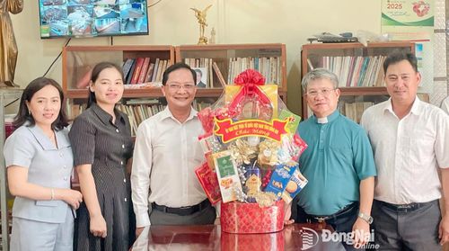 Đồng chí Hà Anh Dũng, Ủy viên Ban Thường vụ Tỉnh ủy, Phó Chủ tịch Thường trực Ủy ban MTTQ Việt Nam tỉnh chúc mừng Lễ Phục sinh năm 2026 đối với Linh mục Trương Hồng Chương. Ảnh: Xuân Hòa