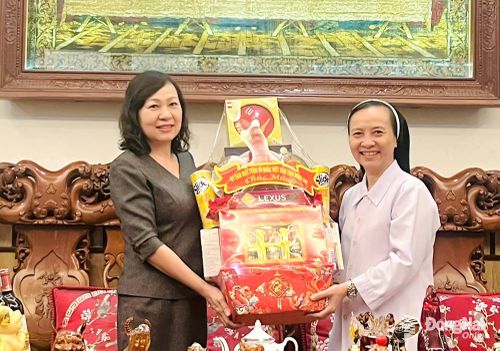 Đồng chí Huỳnh Thị Hằng, Phó Bí thư Tỉnh ủy, Chủ tịch Ủy ban MTTQ Việt Nam tỉnh Đồng Nai tặng quà, chúc mừng Nữ tu Bùi Thị Hồng Hạnh nhân dịp Lễ Phục sinh năm 2026. Ảnh: Văn Truyên