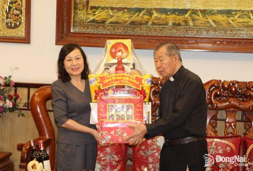 Đồng chí Huỳnh Thị Hằng, Phó Bí thư Tỉnh ủy, Chủ tịch Ủy ban MTTQ Việt Nam tỉnh Đồng Nai tặng quà, chúc mừng Linh mục Trần Xuân Thảo nhân dịp Lễ Phục sinh năm 2026. Ảnh: Văn Truyên
