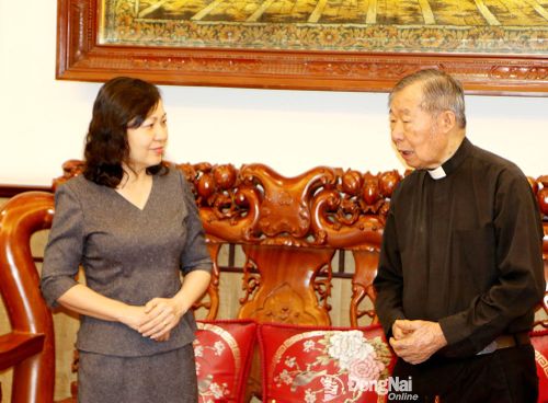 Đồng chí Huỳnh Thị Hằng, Phó Bí thư Tỉnh ủy, Chủ tịch Ủy ban MTTQ Việt Nam tỉnh Đồng Nai trao đổi cùng Linh mục Trần Xuân Thảo. Ảnh: Văn Truyên