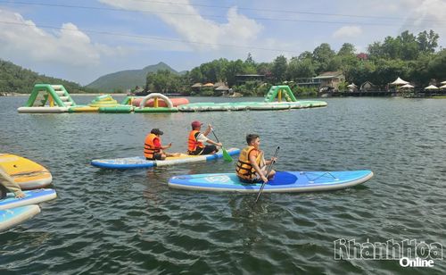 Du khách trải nghiệm thú vui chèo thuyền tại Hồ Kênh Hạ (phường Nam Nha Trang).