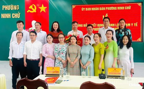Lãnh đạo phường Ninh Chử tặng hoa chúc mừng tập thể Trạm Y tế phường.