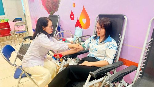 Tình nguyện viên Lai Châu tham gia hiến máu.