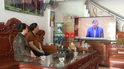 Bà Hà Thị Liên - Tổ dân phố số 2, phường Đoàn Kết theo dõi chương trình trực tiếp Kỳ họp thứ nhất, Quốc hội khóa XVI.