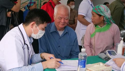 Người dân được khám và tư vấn chăm sóc sức khỏe chu đáo.