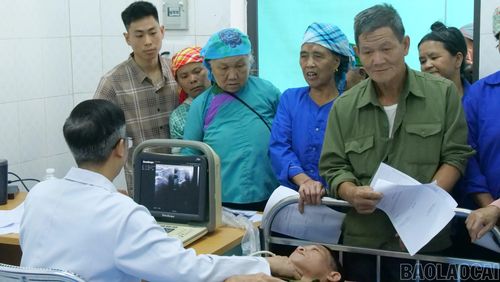 Bác sĩ Bệnh viện Nội tiết tỉnh siêu âm tuyến giáp cho người dân.