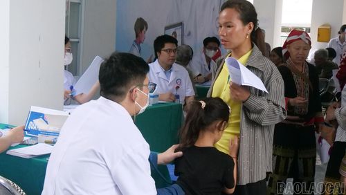 Bác sĩ Bệnh viện Sản - Nhi tỉnh khám bệnh cho người dân.