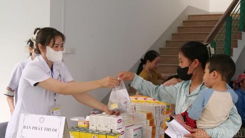 Người dân được cấp phát thuốc miễn phí.