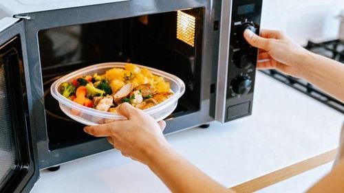 Sóng điện từ từ lò vi sóng ảnh hưởng rõ rệt nhất trong không gian bếp nhỏ hoặc hẹp.