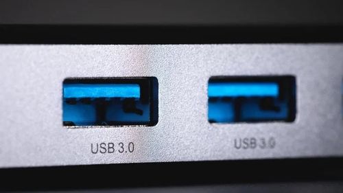 Nên cắm bộ thu (dongle) không dây vào cổng USB 2.0 hoặc sử dụng cáp nối dài chống nhiễu.