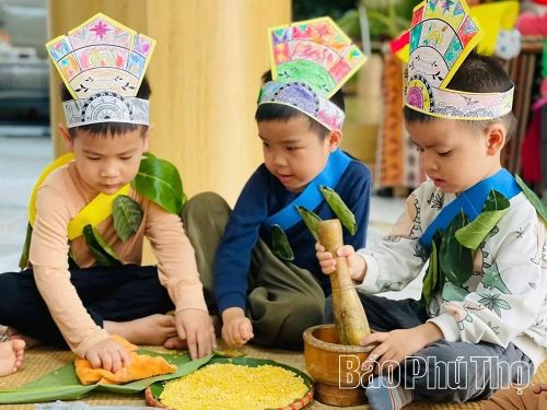 Học sinh Lớp mầm non độc lập Montessori Vĩnh Yên hào hứng trải nghiệm gói bánh chưng, bánh giầy trong giờ học ngoại khóa về Ngày Giỗ Tổ.