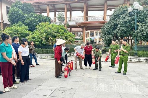 Phòng Cảnh sát PCCC&amp;CNCH phối hợp với Khu di tích lịch sử Đền Hùng hướng dẫn các hộ kinh doanh tại Khu di tích sử dụng thiết bị chữa cháy.