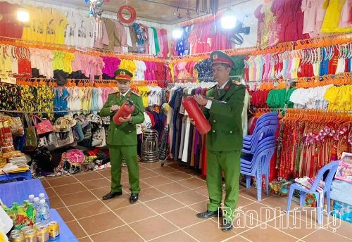 Công an xã Hy Cương kiểm tra an toàn các thiết bị chữa cháy tại các cửa hàng kinh doanh trên địa bàn.