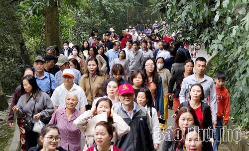 Sức hút từ lễ hội Đền Hùng không chỉ bởi là nơi thờ tự các bậc tiền nhân có công dựng nước, giữ nước mà còn tự sự đầu tư, chỉnh trang, tu bổ hằng năm của tỉnh Phú Thọ để Đền Hùng ngày càng khang trang, xanh - sạch - đẹp.
