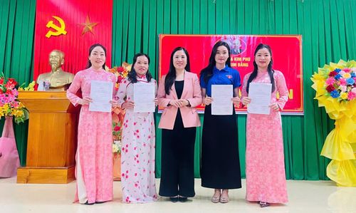 Lễ kết nạp đảng viên mới tại chi bộ thôn 1 Kim Bảng, xã Kim Phú - Ảnh: X.P