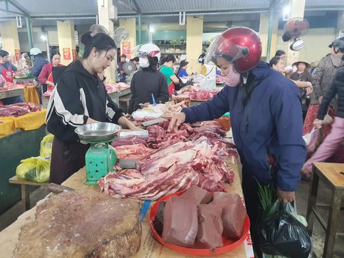 Thịt và các sản phẩm từ lợn được bày bán tại chợ Cộn thuộc phường Đồng Sơn - Ảnh: B.T