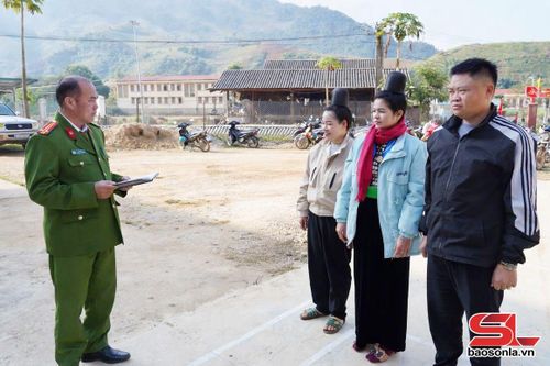 Công an xã Long Hẹ tuyên truyền, vận động nhân dân thực hiện các quy định của pháp luật.