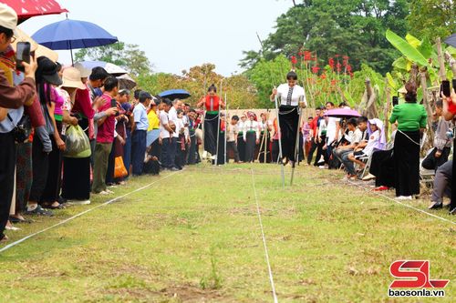 Trò chơi dân gian đi cà kheo.
