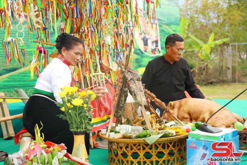 Nhân dân chuẩn bị mâm lễ cúng.