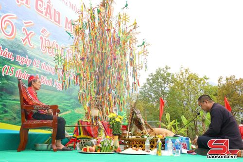Thầy cúng đảm nhiệm nghi lễ cúng.