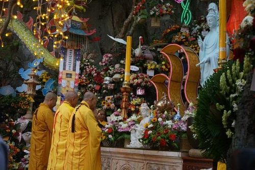 Hướng về Thánh tượng Bồ-tát Quán Thế Âm