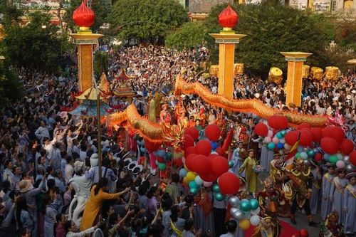 Đông đảo Phật tử, quan khách tham dự