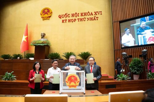 Trước khi biểu quyết thông qua Nghị quyết, Quốc hội đã tiến hành bầu Phó chủ tịch Quốc hội và Ủy viên Ủy ban Thường vụ Quốc hội bằng hình thức bỏ phiếu kín. Ảnh: Media Quốc hội.