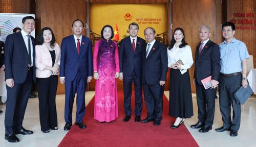 Lãnh đạo Đảng, Nhà nước với các đại biểu bên lề Phiên khai mạc Kỳ họp thứ Nhất, Quốc hội khóa XVI. Ảnh: Khánh Duy
