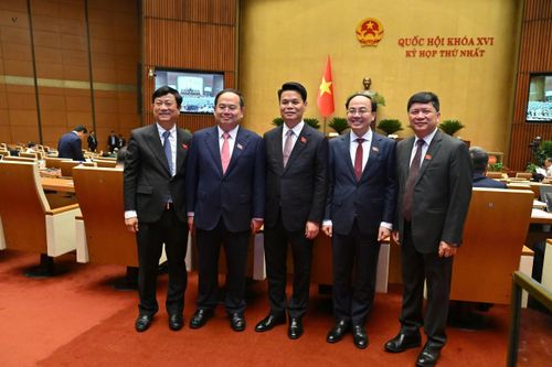 Các đại biểu Quốc hội bên lề Phiên khai mạc Kỳ họp thứ Nhất, Quốc hội khóa XVI. Ảnh: Quang Khánh