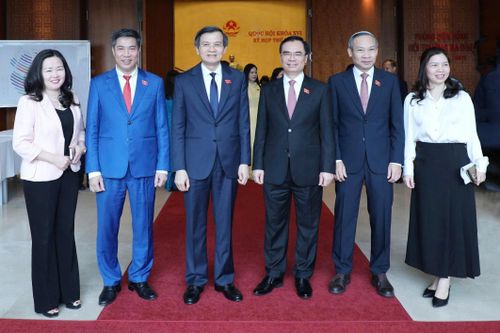 Ủy viên Bộ Chính trị, Giám đốc Học viện Chính trị Quốc gia Hồ Chí Minh Đoàn Minh Huấn với các đại biểu bên lề Phiên khai mạc Kỳ họp thứ Nhất, Quốc hội khóa XVI. Ảnh: Khánh Duy